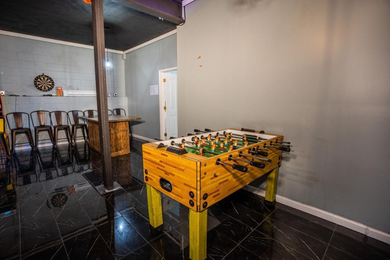 Casa de férias Epic Poconos Farmhouse With Game Room, Nearby Ski, Lake Wally - Sleeps 18! *