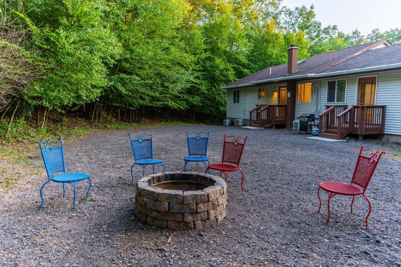 Epic Poconos Farmhouse With Game Room, Nearby Ski, Lake Wally - Sleeps 18! Casa de férias Hawley