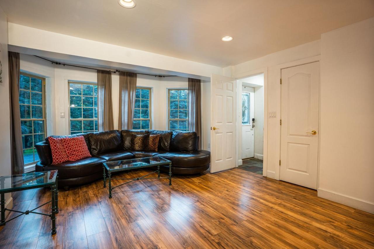 Epic Poconos Farmhouse With Game Room, Nearby Ski, Lake Wally - Sleeps 18! Casa de férias *