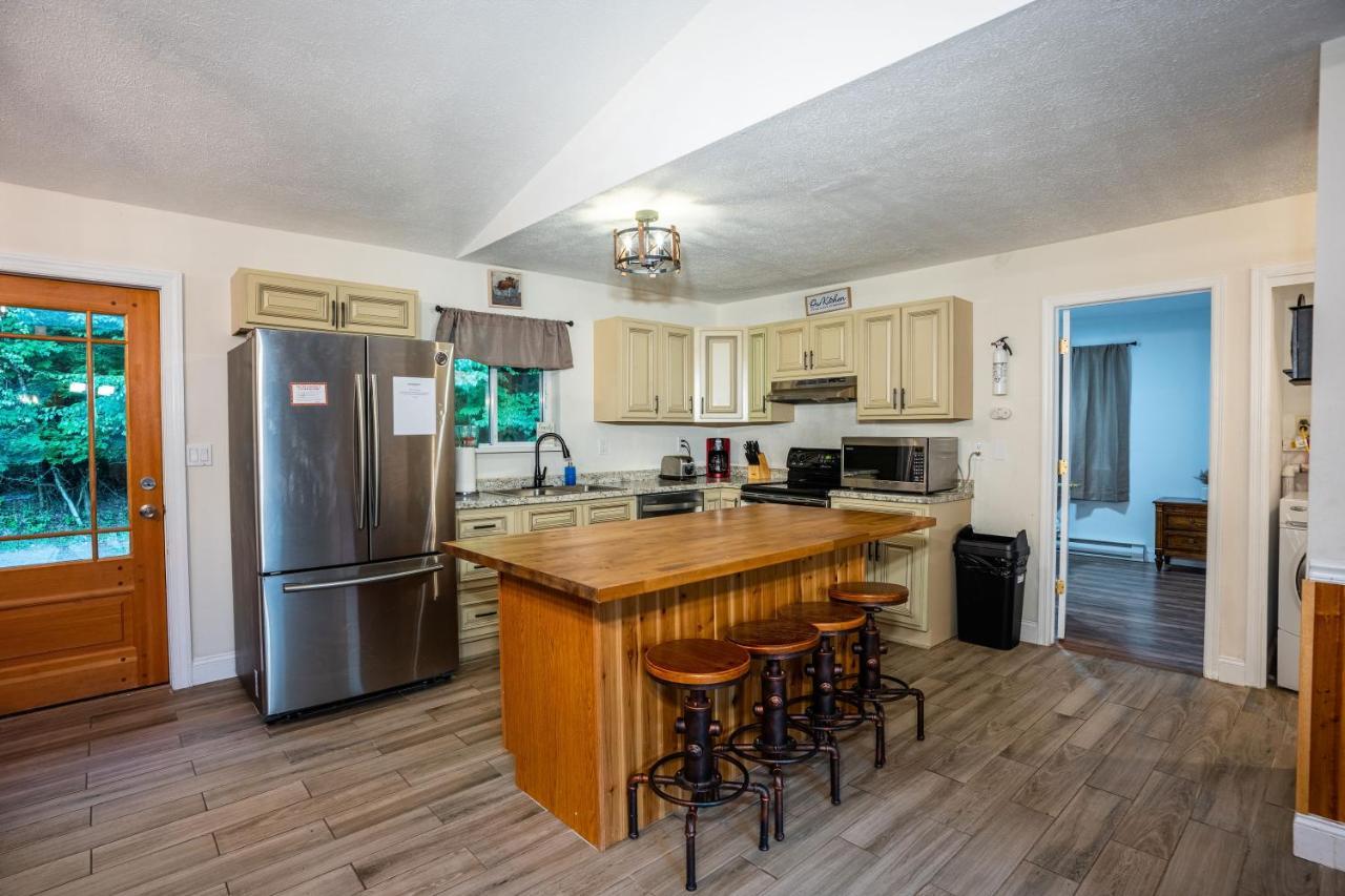 Epic Poconos Farmhouse With Game Room, Nearby Ski, Lake Wally - Sleeps 18! Casa de férias *
