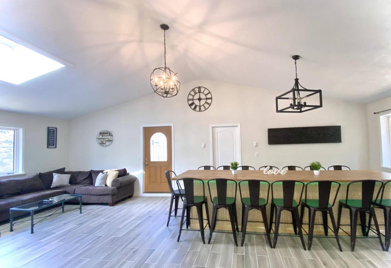 Casa de férias Epic Poconos Farmhouse With Game Room, Nearby Ski, Lake Wally - Sleeps 18!