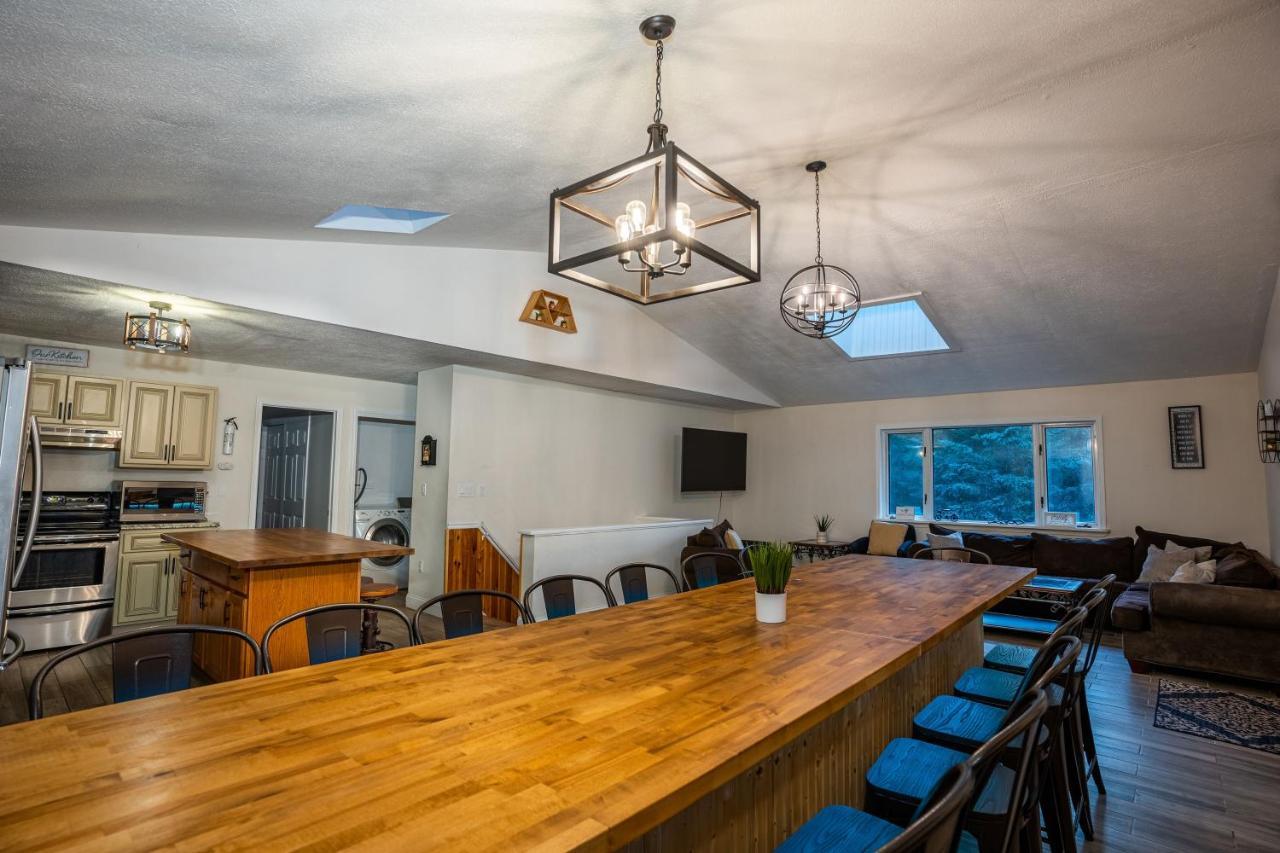 Casa de férias Epic Poconos Farmhouse With Game Room, Nearby Ski, Lake Wally - Sleeps 18!