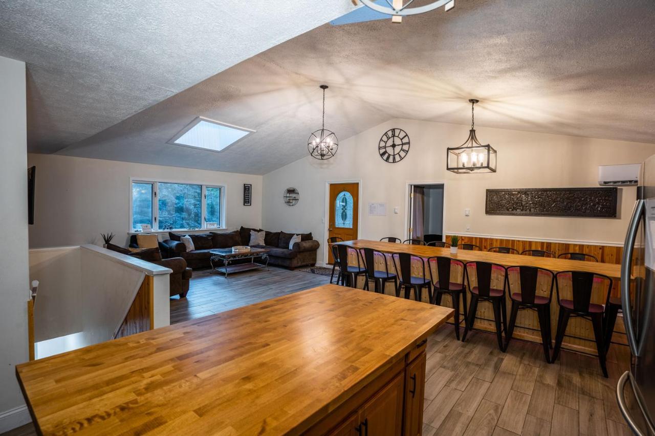 Casa de férias Epic Poconos Farmhouse With Game Room, Nearby Ski, Lake Wally - Sleeps 18! *
