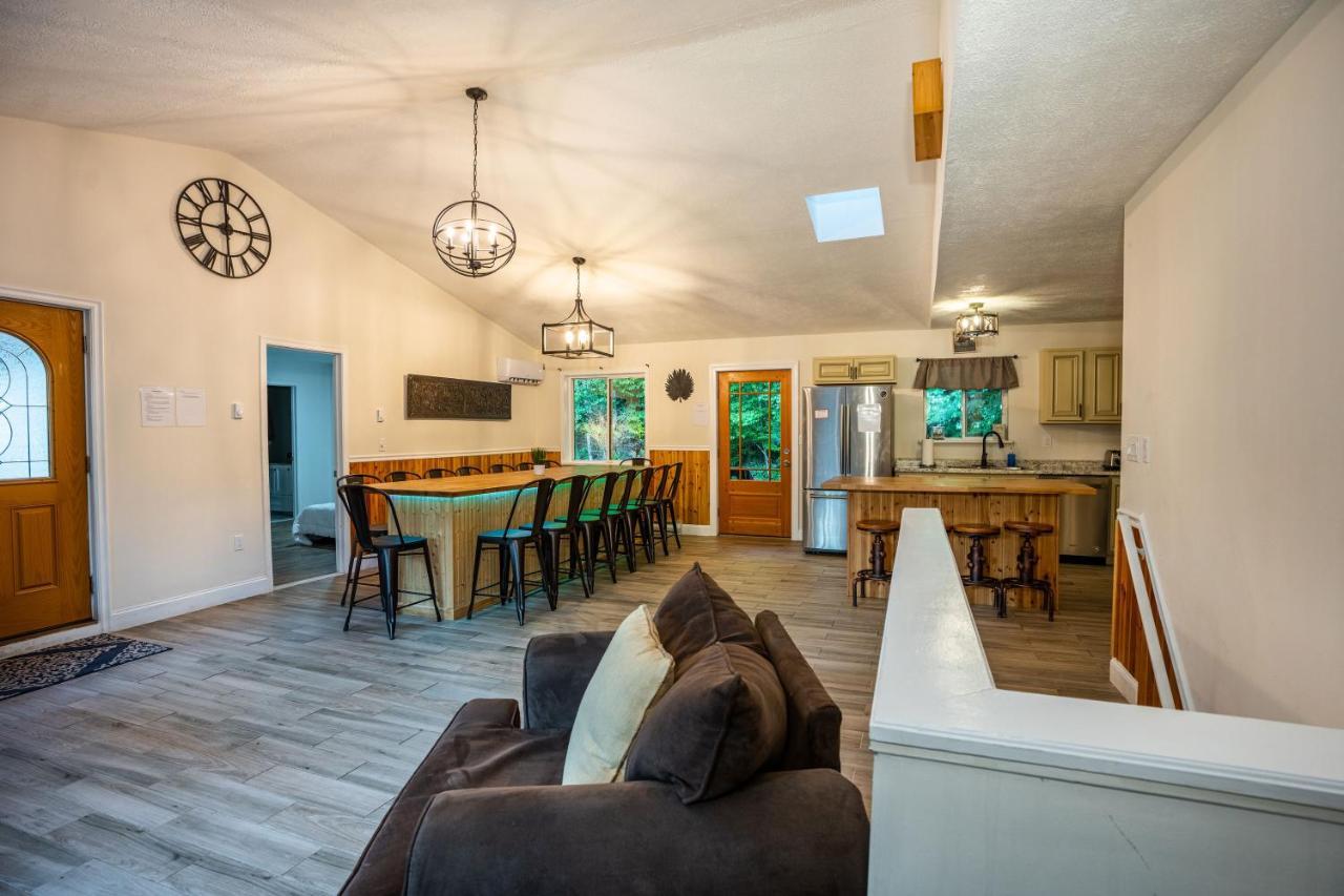 Epic Poconos Farmhouse With Game Room, Nearby Ski, Lake Wally - Sleeps 18! Casa de férias Hawley