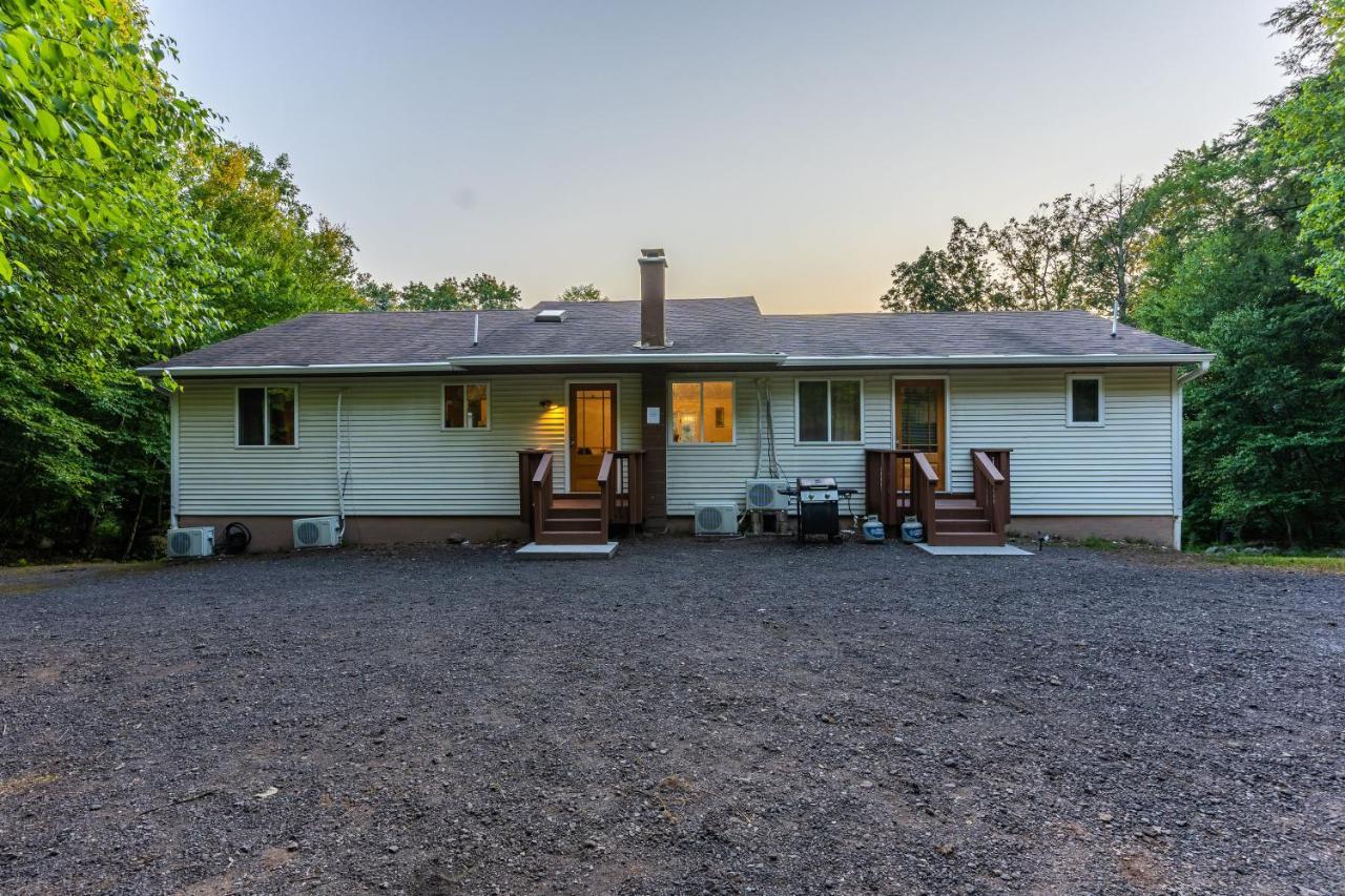 Casa de férias Epic Poconos Farmhouse With Game Room, Nearby Ski, Lake Wally - Sleeps 18! Hawley