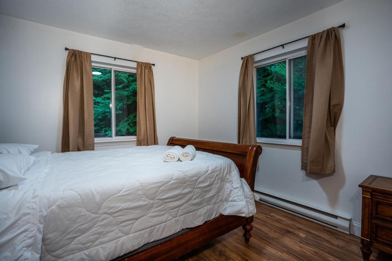 Casa de férias Epic Poconos Farmhouse With Game Room, Nearby Ski, Lake Wally - Sleeps 18! Hawley